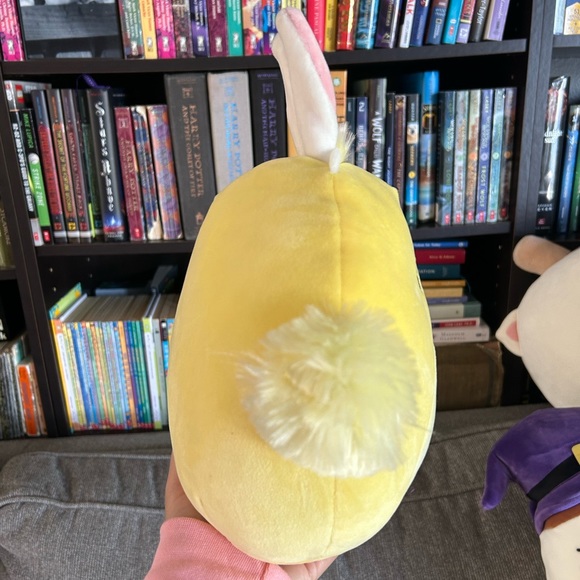 Aimee the yellow chick squishmallow Easter edition NWOT 8in - Picture 2 of 4